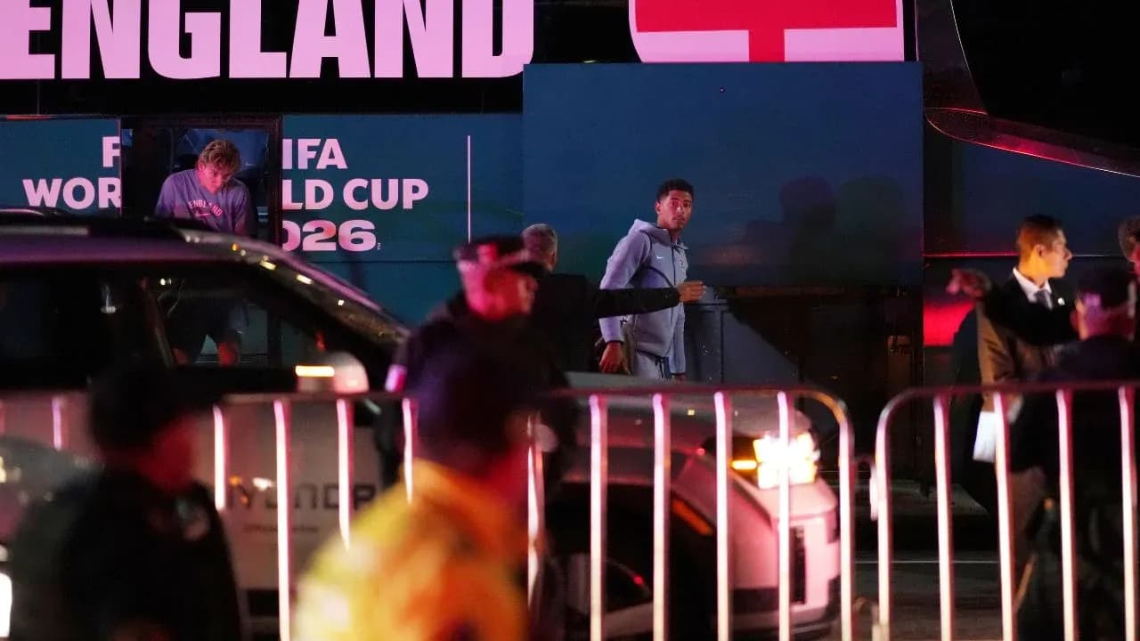 Jugadores saliendo del autobús en evento nocturno