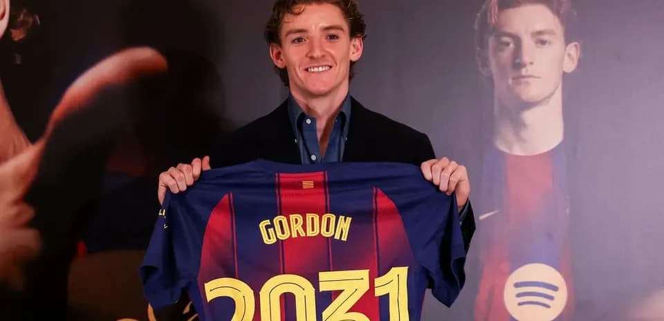 Jugador mostrando camiseta del FC Barcelona con 'GORDON 2031'