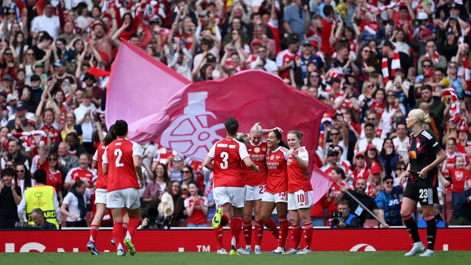 Jugadoras de Arsenal celebrando un gol con afición animada