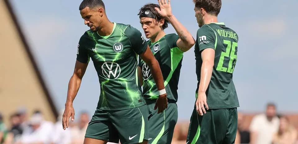 Jugadores de Wolfsburgo en el campo durante partido