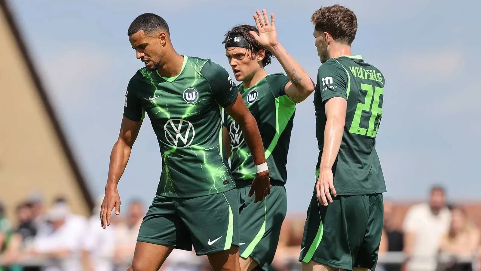 Jugadores de Wolfsburgo en el campo durante partido