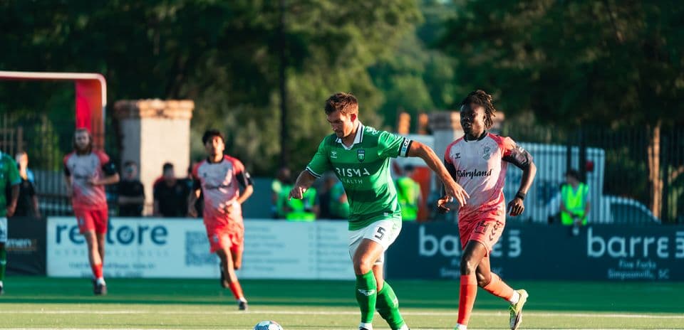 Jugador con balón durante el partido de fútbol
