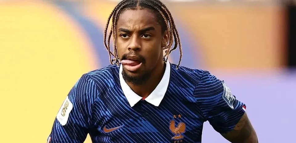 Jugador de Francia corriendo en partido de fútbol