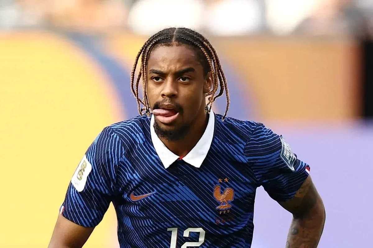 Jugador de Francia corriendo en partido de fútbol