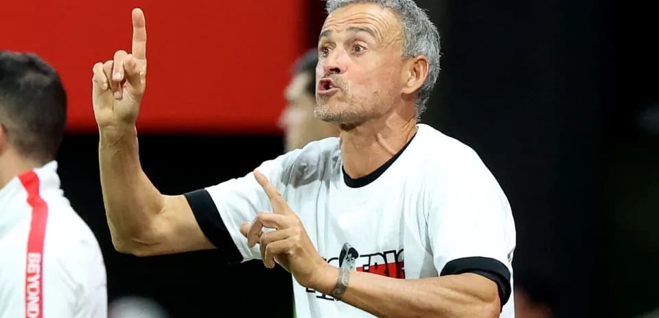 Entrenador dando instrucciones durante el partido