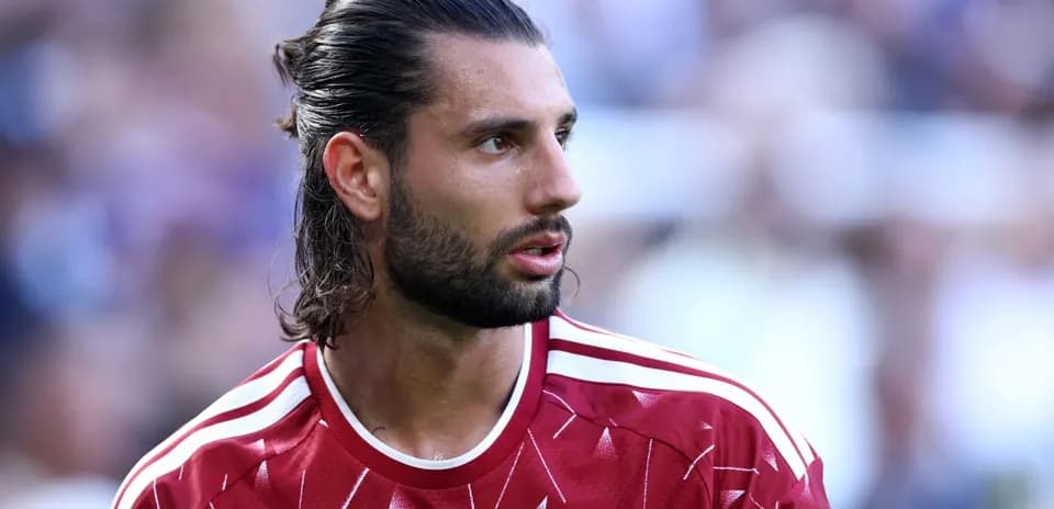 Jugador de Liverpool en el campo durante el partido