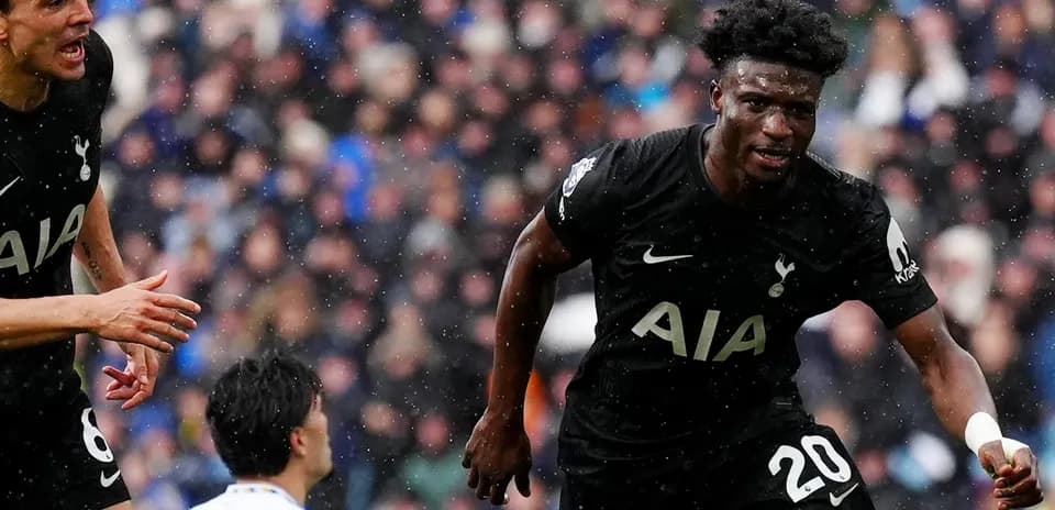 Jugador de Tottenham celebra un gol