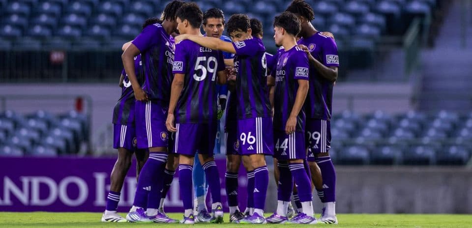 Equipo de Orlando City II en reunión táctica