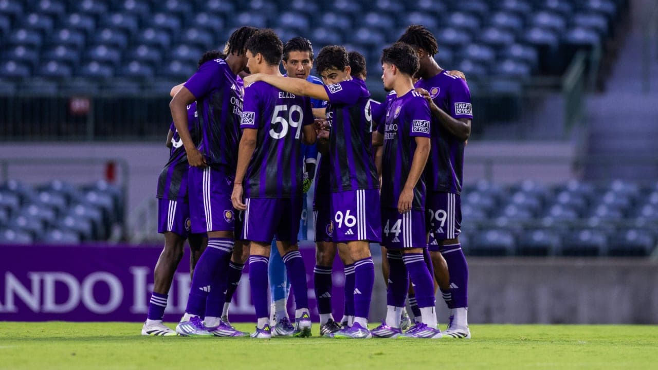 Equipo de Orlando City II en reunión táctica