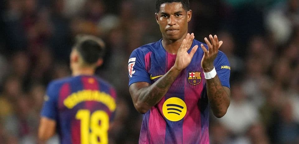 Jugador del FC Barcelona aplaudiendo durante el partido