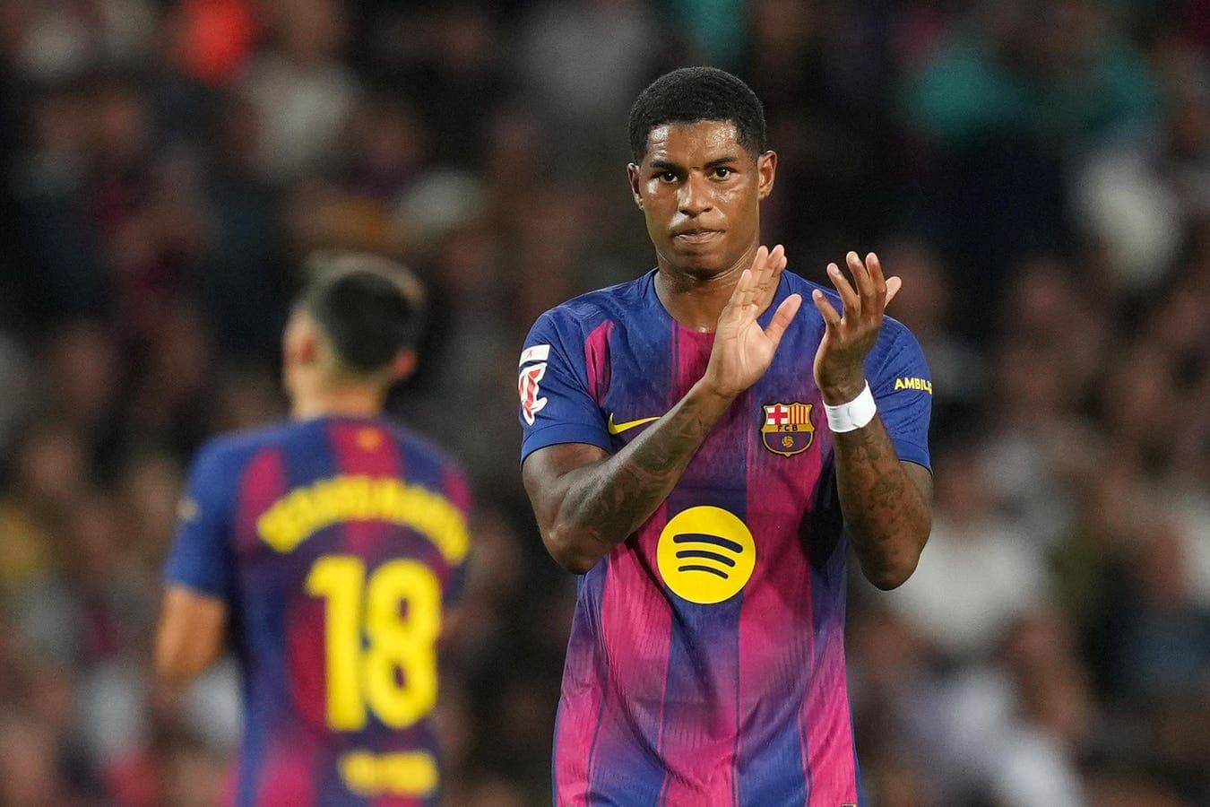 Jugador del FC Barcelona aplaudiendo durante el partido
