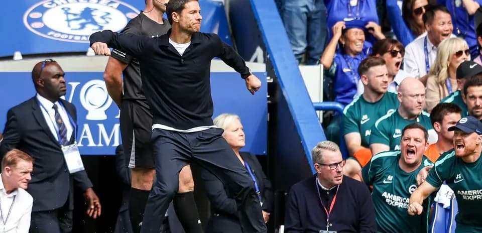 Entrenador celebrando en la línea de banda durante el partido