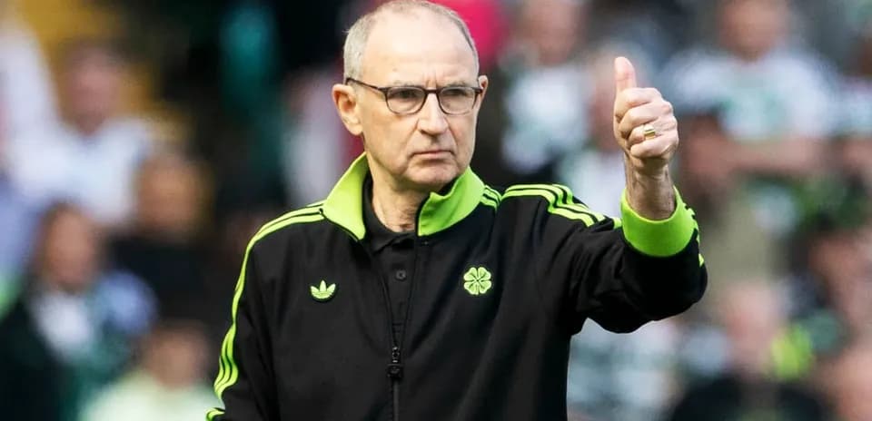 Entrenador dando un pulgar arriba en el partido