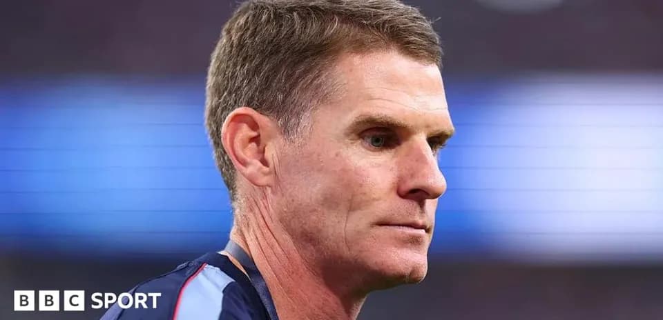 Entrenador observando durante un partido de fútbol