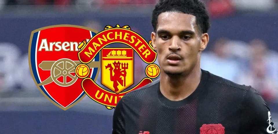 Jugador en primer plano con escudos de Arsenal y Manchester United