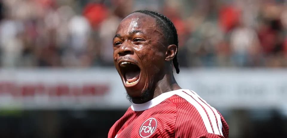 Jugador celebrando con entusiasmo en el campo
