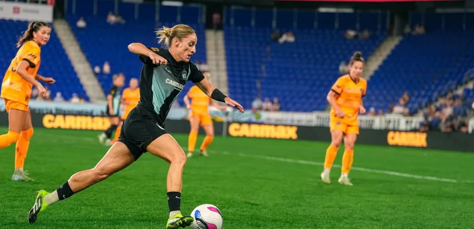 Una jugadora de Gotham FC en acción
