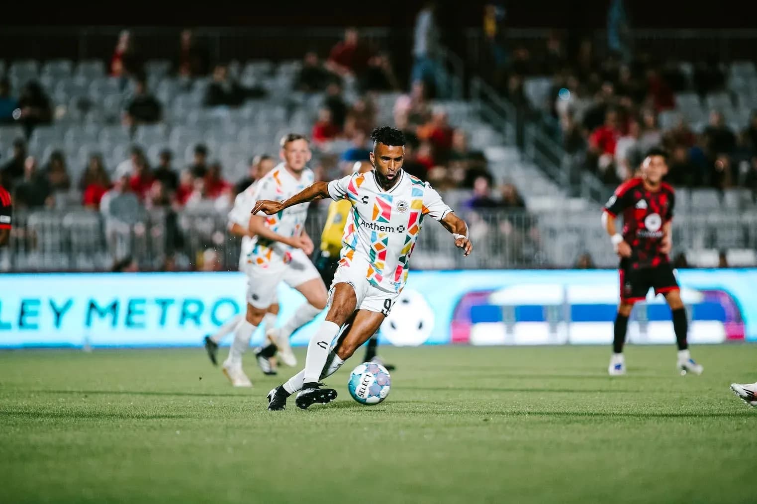 Jugador de Phoenix Rising avanzando con el balón