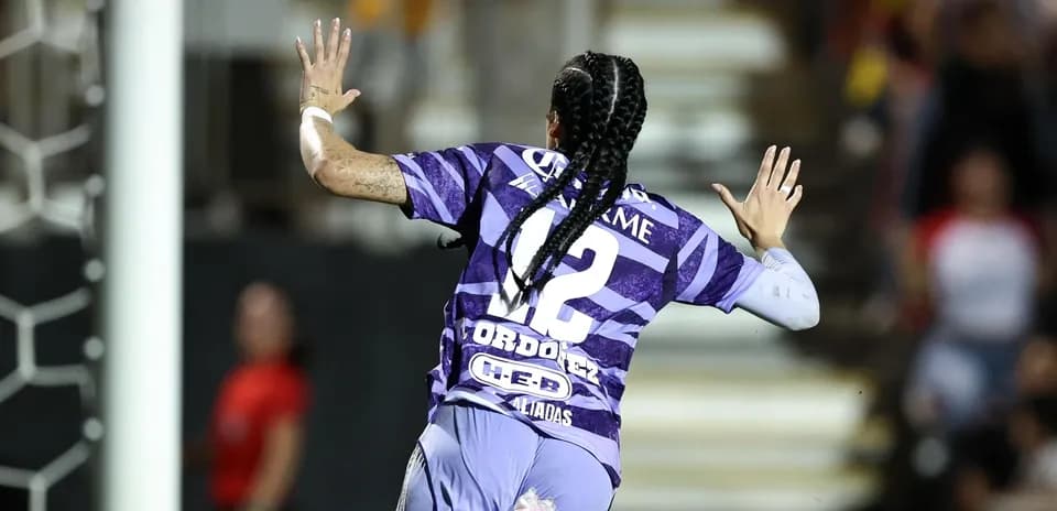 Jugadora de Pachuca celebrando un gol