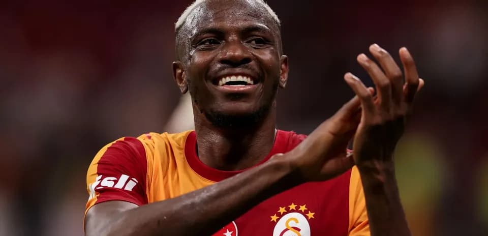 Jugador de Galatasaray aplaudiendo en el estadio