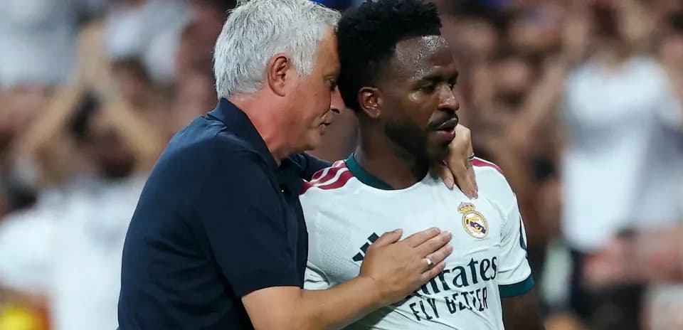 Entrenador hablando con jugador de Real Madrid en partido