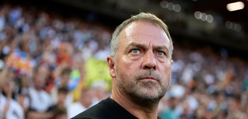 Entrenador observando a los espectadores durante el partido