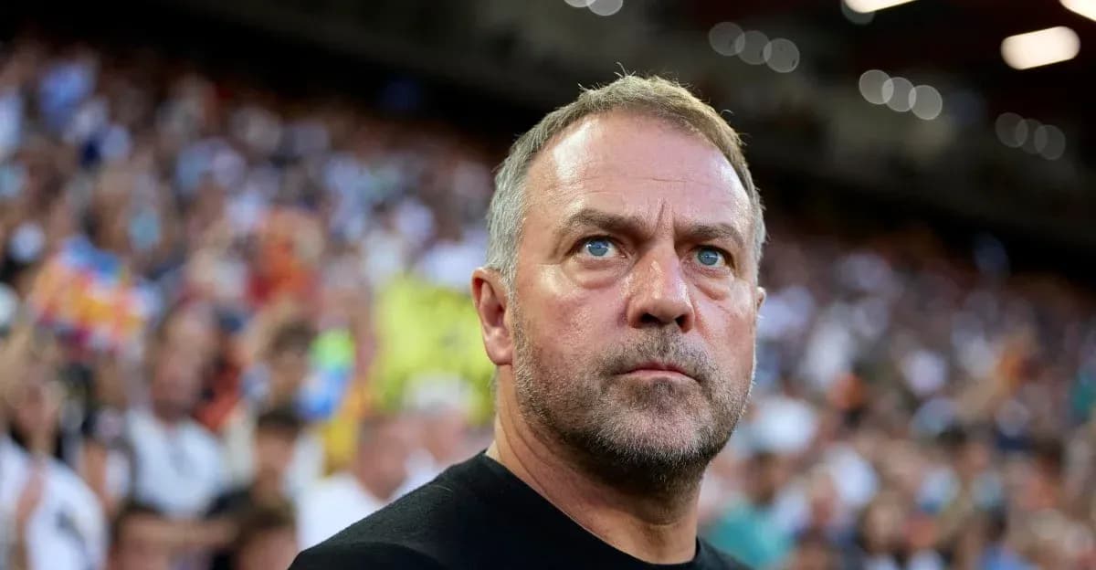 Entrenador observando a los espectadores durante el partido