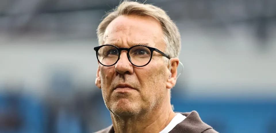 Hombre con gafas en estadio durante evento deportivo