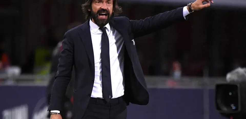 Entrenador dirigiendo desde la línea de banda