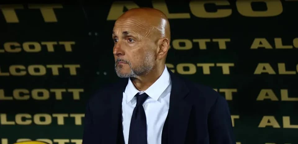 Entrenador en el banquillo durante el partido