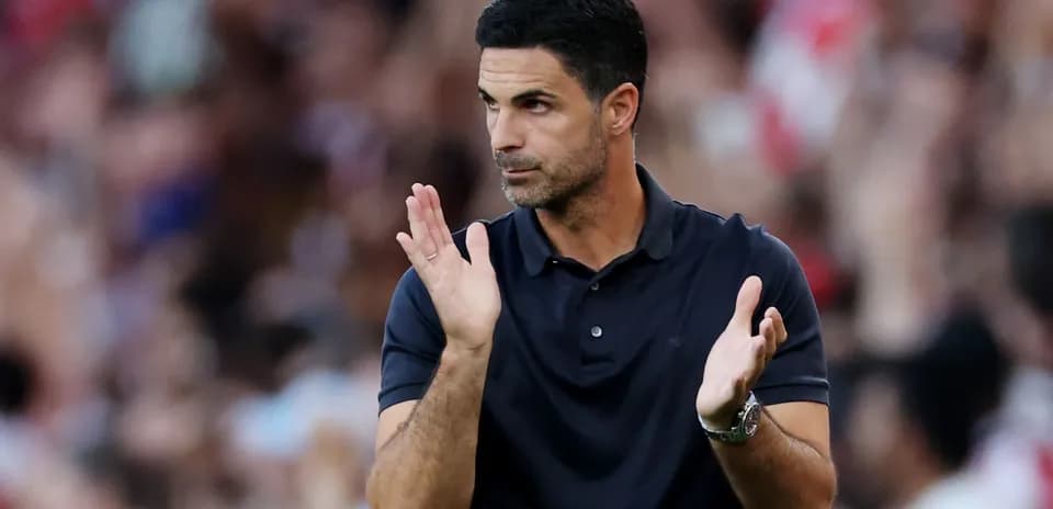 Entrenador aplaudiendo durante el partido