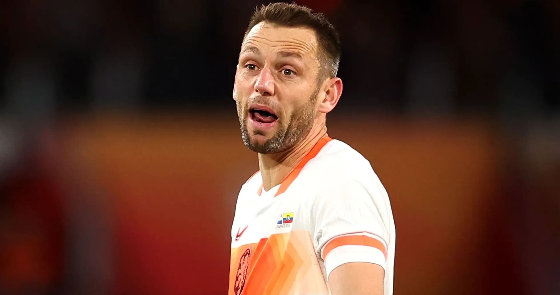 Jugador de fútbol con camiseta de los Países Bajos en el campo