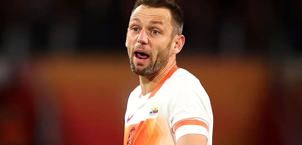 Jugador de fútbol con camiseta de los Países Bajos en el campo