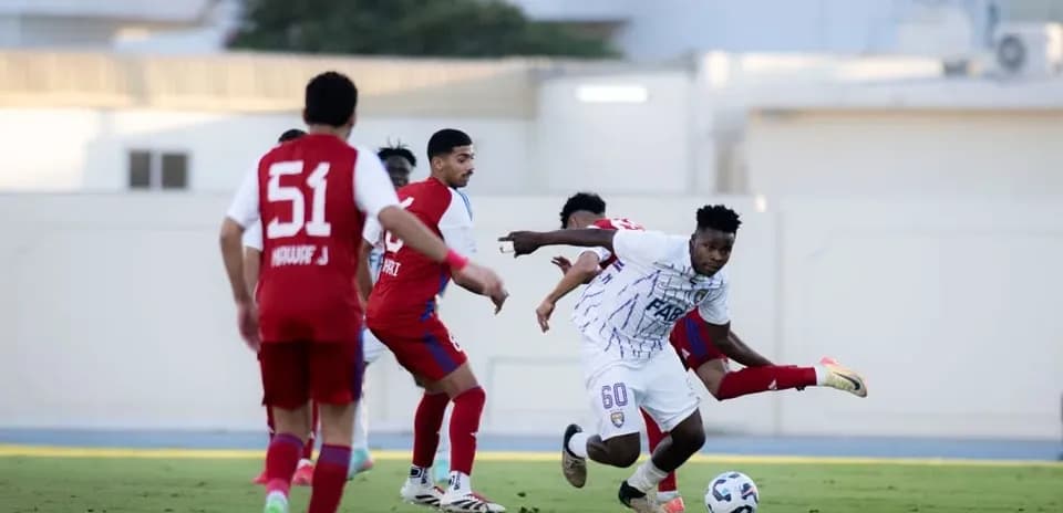 Jugador de Al Ain U23 driblando a defensor de Al Sharjah U23