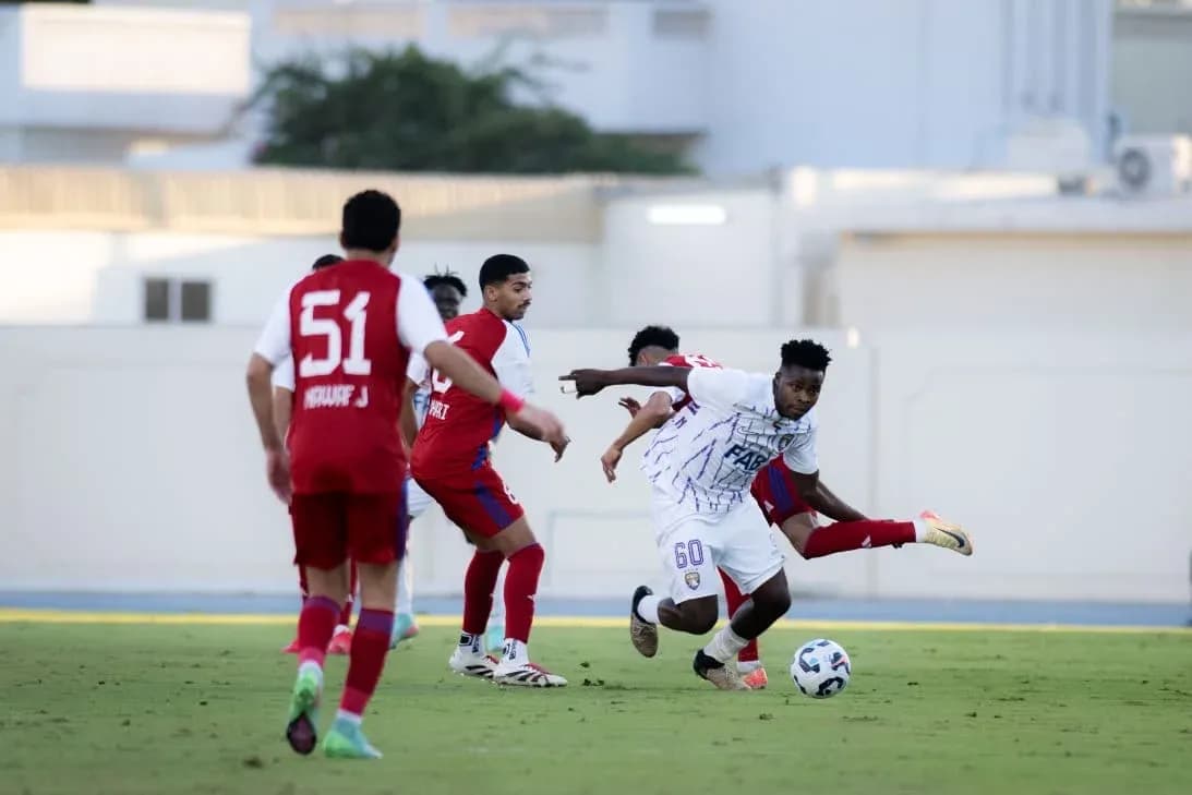 Jugador de Al Ain U23 driblando a defensor de Al Sharjah U23