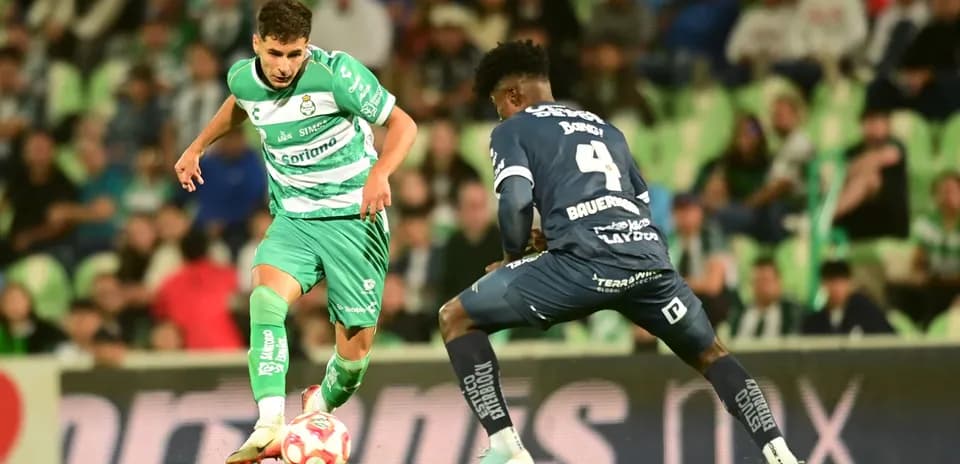 Jugador de Santos Laguna driblando a rival