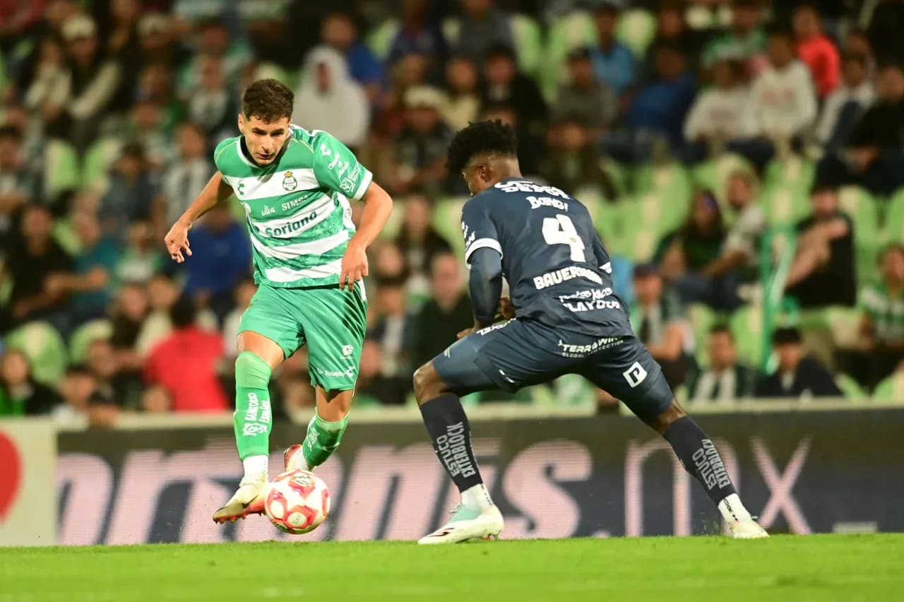 Jugador de Santos Laguna driblando a rival