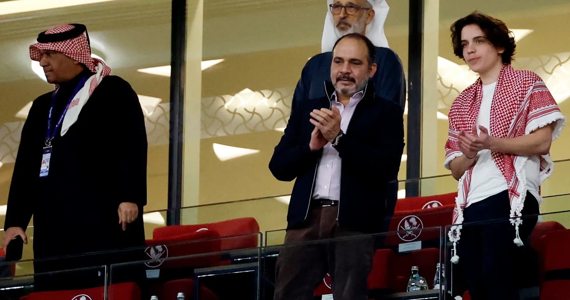 Espectadores aplaudiendo en el palco del estadio