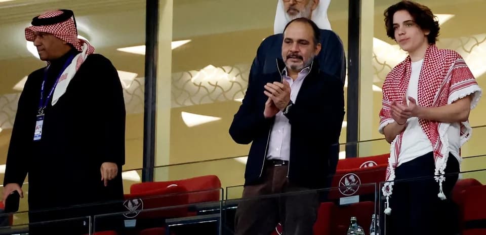 Espectadores aplaudiendo en el palco del estadio