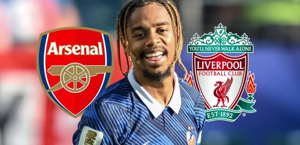 Jugador sonriendo con escudos de Arsenal y Liverpool