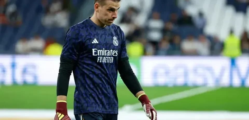 Portero de Real Madrid caminando en el campo