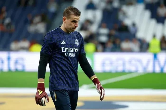 Portero de Real Madrid caminando en el campo