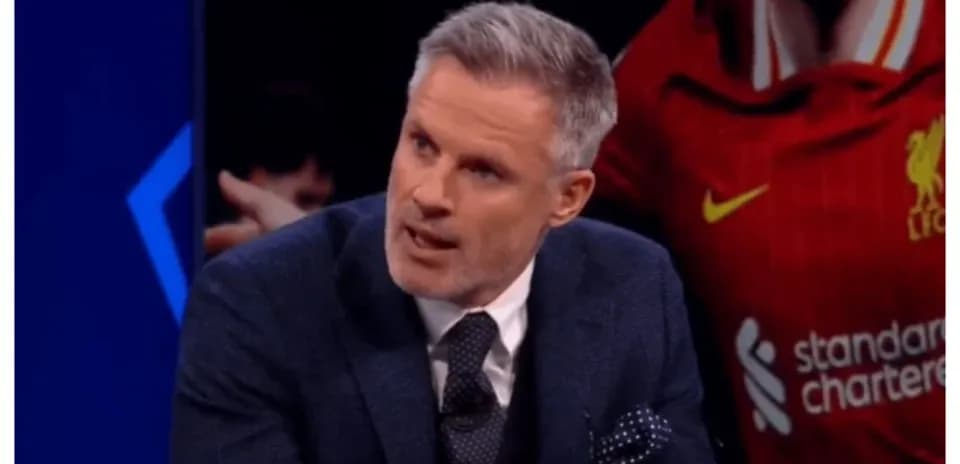 Analista hablando en un programa deportivo de fútbol