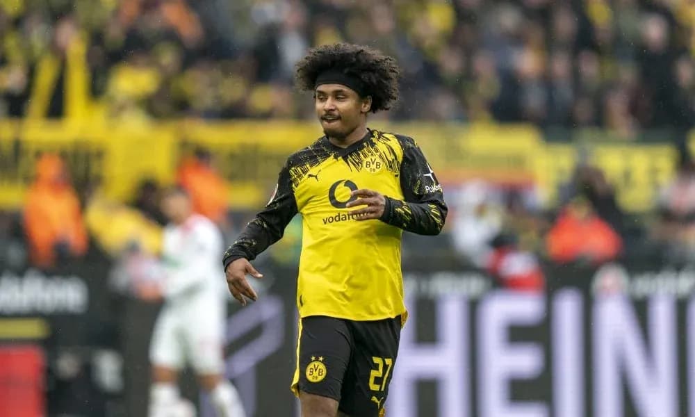 Jugador de Borussia Dortmund celebrando en el campo