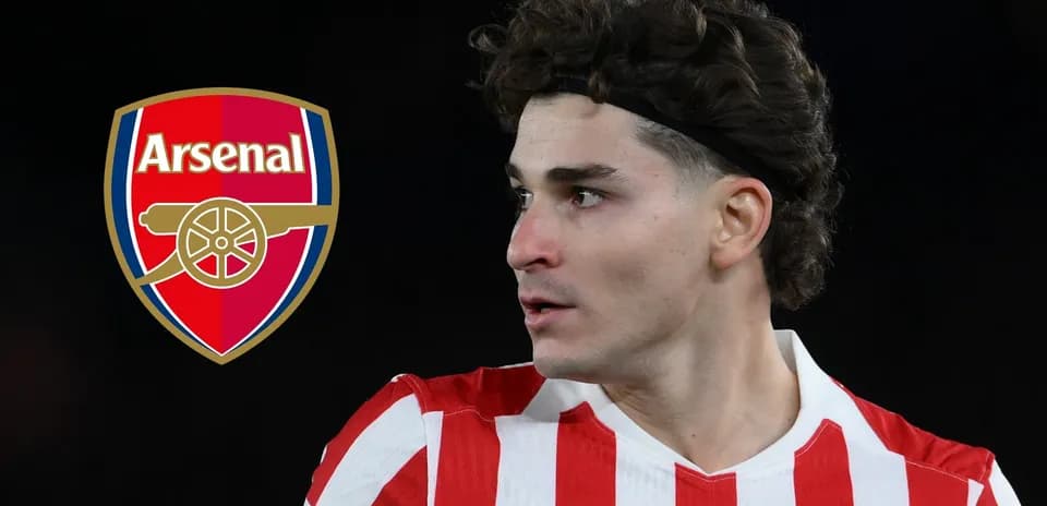 Jugador con camiseta roja y blanca, logo de Arsenal