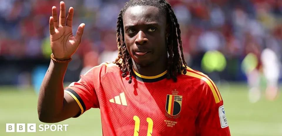 Jugador belga saludando a la multitud en el estadio