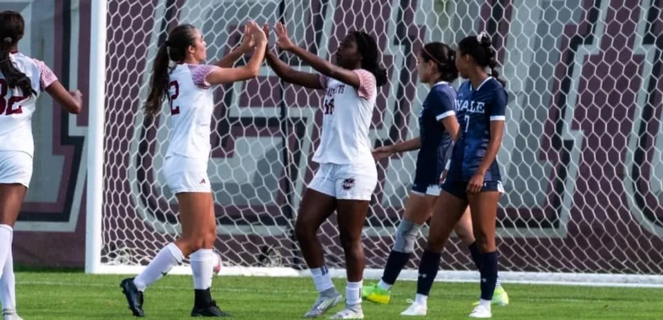 Jugadoras celebrando un gol en el partido