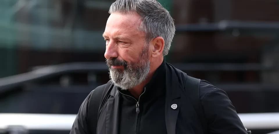 Hombre con barba y cabello canoso caminando