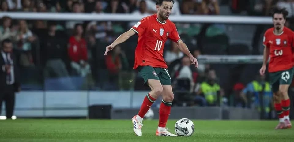Jugador de Portugal conduciendo el balón en el campo