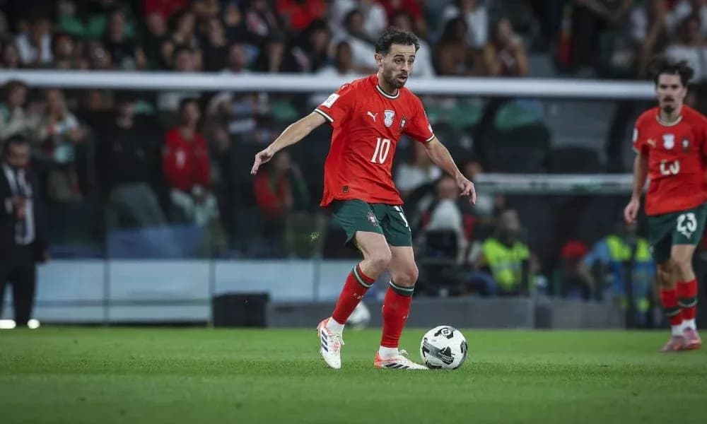 Jugador de Portugal conduciendo el balón en el campo